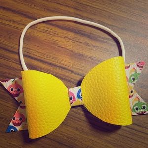 Baby Shark 4.5 inch bow headband